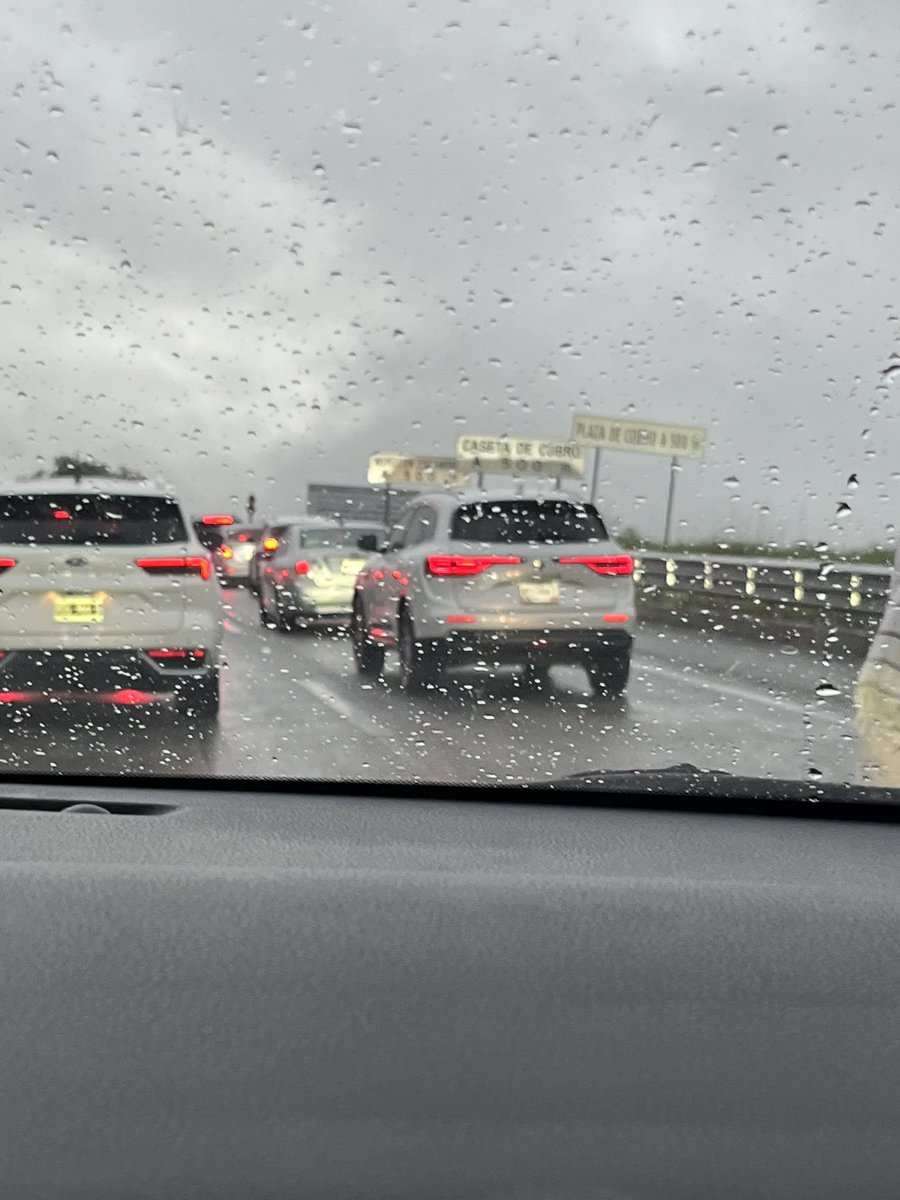 anackingm's tweet photo. @CAPUFE de nuevo parados en la caseta de palo blanco. Hasta con vendedores ambulantes para amenizar la espera. 1km de cola Varios carriles de cobro cerrados. Cuando irán a agilizar el paso por aquí? https://t.co/zB8cU9gvXK