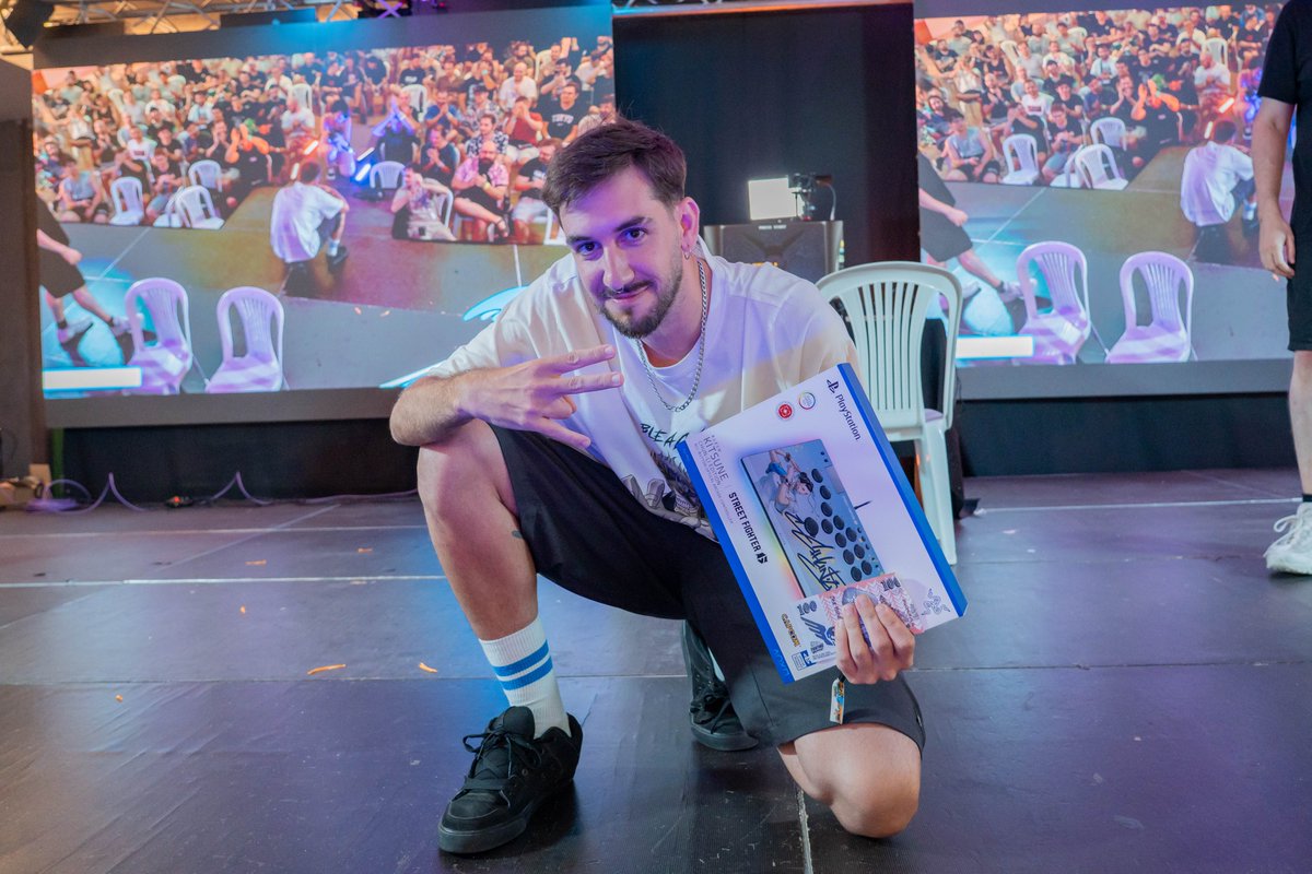 FGCHolidays's tweet image. .@donpeterfgc es el merecidísimo ganador del @RazerES Kitsune que hemos sorteado entre la mejor fotografía de estas #FGCHolidays25 🙌