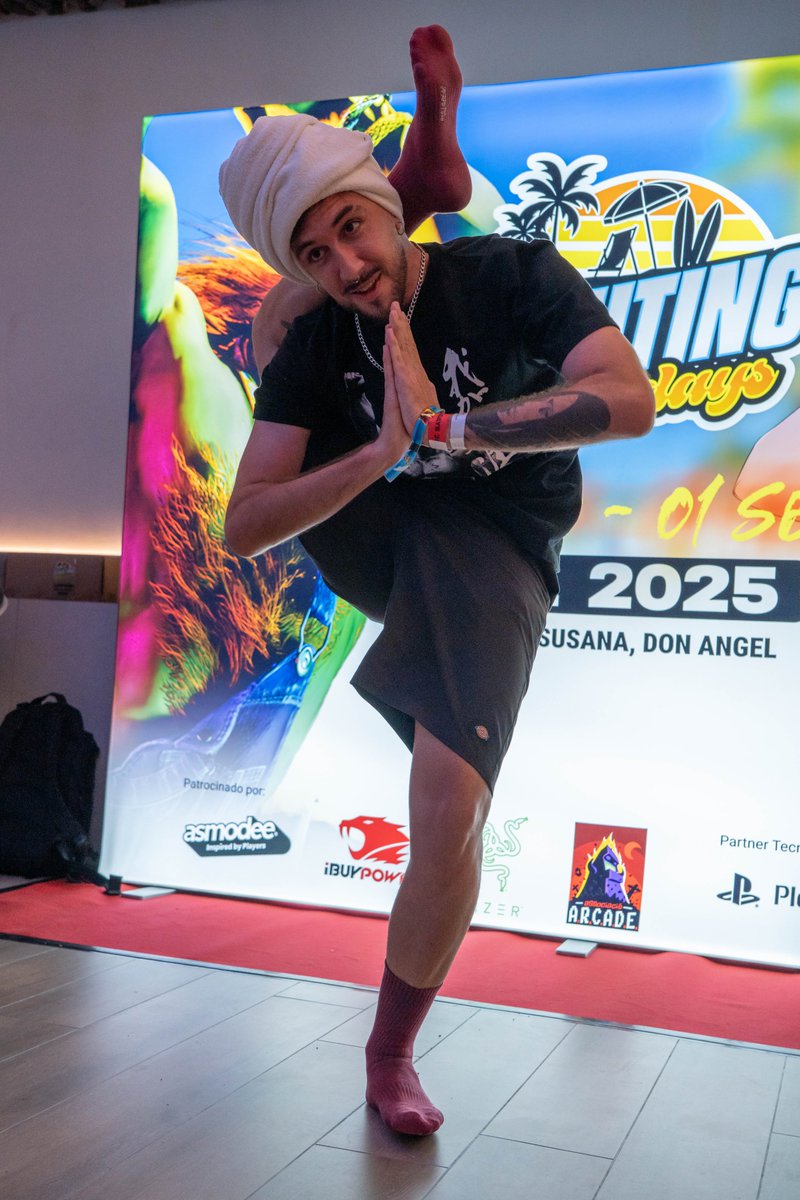 FGCHolidays's tweet image. .@donpeterfgc es el merecidísimo ganador del @RazerES Kitsune que hemos sorteado entre la mejor fotografía de estas #FGCHolidays25 🙌