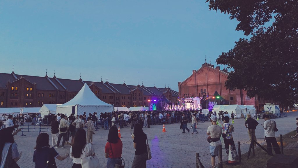 会場の外をぐるぐる回りながら観てたんですけどdon't forget me notとROCKを止めるな！!で芝生で観てた子供たちが走り回ったり踊ったりしてから、ギャンパレの良いところだなって思いました🏃🏼‍♂️ほんと良い曲ばかり #ギャンパレ赤レンガ