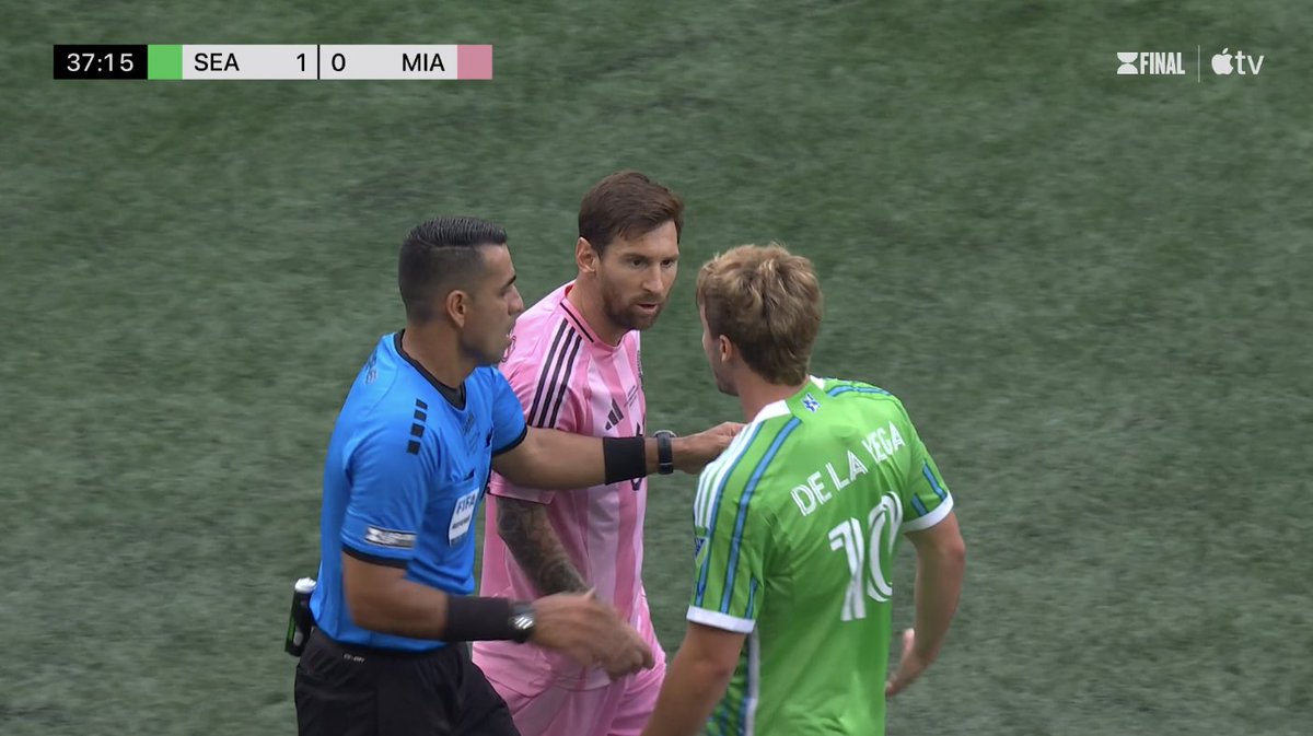 TouchlineX's tweet image. 📸 - LIONEL MESSI IS ANGRY!

AND YOU KNOW WHAT HAPPENS WHEN MESSI IS ANGRY!