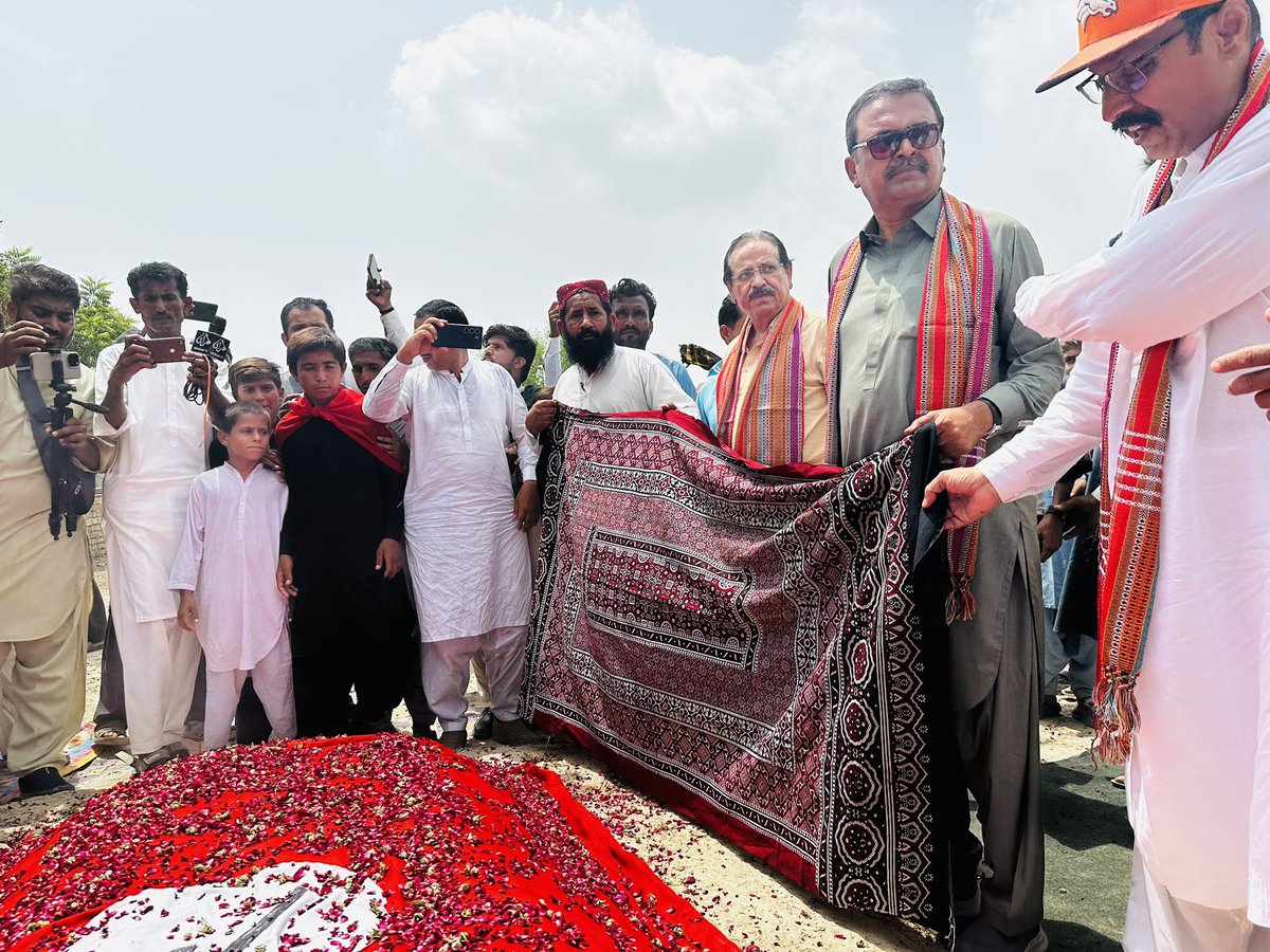 SUP_Sindh's tweet photo. Sayed Zain Shah paid tributes at the Tombs of Shaheeds.
#SaveMoroSaveSindh 
#MartyrsOfIndusRiver https://t.co/9lx1ye9FsM