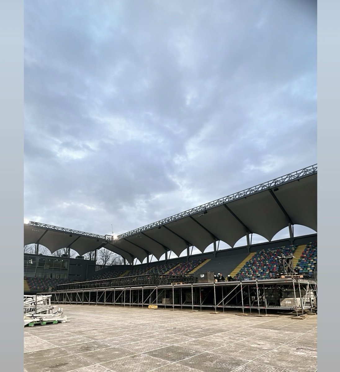 Hoy comenzó el montaje del escenario en el Estadio Bicentenario de La Florida #KatyPerryEnChile 🧡♾️ 

#katyperry #TheLifetimesTour <a href="/katyperry/">KATY PERRY</a>