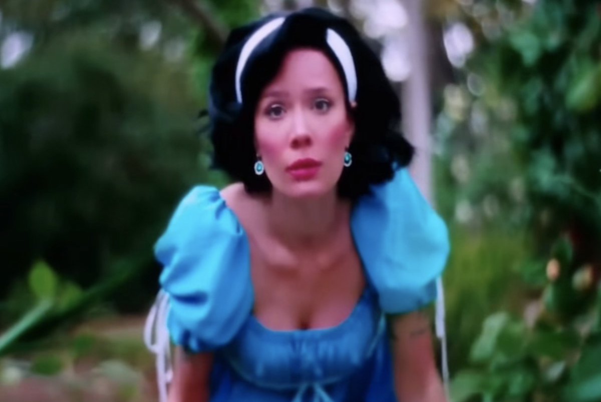 cynthiaruth95's tweet image. "when i first met you there was a garden growing in the black hole of my mind🕳️"

the way they look straight at the camera after looking down the rabbit hole

when i first met YOU: the audience, the camera, the external gaze ...(under heavy surveillance)