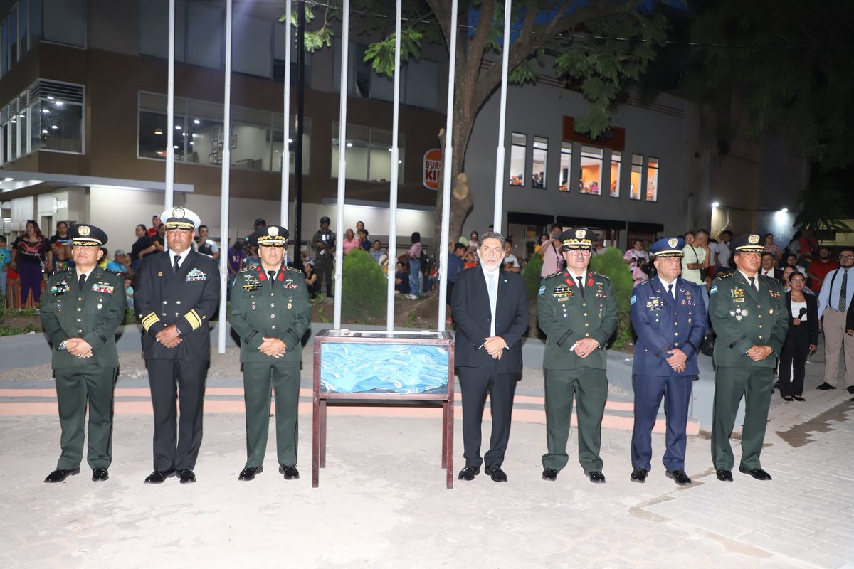 FFAAHN's tweet photo. #ConLaPatriaEnEl❤️🇭🇳 || En el marco del 204 aniversario de Independencia, las #FFAA realizaron este día con profundo respeto y solemnidad la ceremonia de Incineración de la Bandera Nacional, en el Parque Central de Tegucigalpa, acto que marca oficialmente el inicio de las celebraciones patrias.

La jornada inició con una caravana de la nacionalidad desde Casa Morazán hasta el corazón de la capital, donde cadetes de la Academia Militar De Honduras "General Francisco Morazán", efectuaron el arrío de la enseña patria y, conforme lo establece el reglamento y protocolo militar, procedieron a su incineración tras haber cumplido su ciclo de vida al servicio de la nación.

Este solemne acto fue presidido por el Sub Secretario de la @Sedenahn, Licenciado Orlando Garner @vicesedenahn, el Sub Jefe del Estado Mayor Conjunto, General de Brigada, Hosvan René Barahona, acompañado de la Junta de Comandantes, el titular de la Secretaría de Educación HN, Daniel Sponda, así como distinguidas autoridades civiles y militares.

La incineración de nuestro máximo emblema patrio trasciende lo ceremonial, simboliza el respeto, la identidad y el amor a Honduras, a la vez que renueva el compromiso de cada ciudadano con los valores de unidad, soberanía y libertad que representa la Bandera Nacional.

Con este gesto cargado de significado, las #FFAA reafirman su lealtad y compromiso inquebrantable con la defensa y protección de la patria.

#FuerzasArmadasHN
#204RazonesParaCelebrar