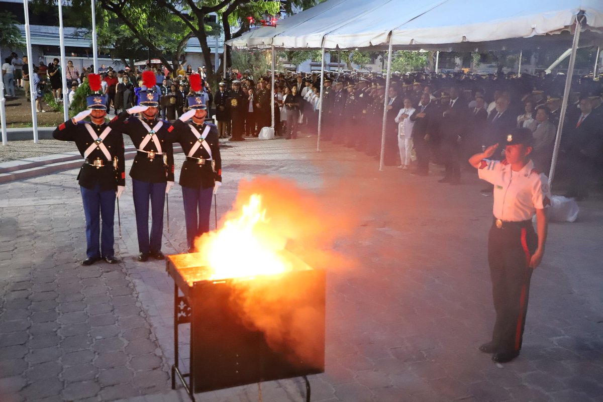 FFAAHN's tweet photo. #ConLaPatriaEnEl❤️🇭🇳 || En el marco del 204 aniversario de Independencia, las #FFAA realizaron este día con profundo respeto y solemnidad la ceremonia de Incineración de la Bandera Nacional, en el Parque Central de Tegucigalpa, acto que marca oficialmente el inicio de las celebraciones patrias.

La jornada inició con una caravana de la nacionalidad desde Casa Morazán hasta el corazón de la capital, donde cadetes de la Academia Militar De Honduras "General Francisco Morazán", efectuaron el arrío de la enseña patria y, conforme lo establece el reglamento y protocolo militar, procedieron a su incineración tras haber cumplido su ciclo de vida al servicio de la nación.

Este solemne acto fue presidido por el Sub Secretario de la @Sedenahn, Licenciado Orlando Garner @vicesedenahn, el Sub Jefe del Estado Mayor Conjunto, General de Brigada, Hosvan René Barahona, acompañado de la Junta de Comandantes, el titular de la Secretaría de Educación HN, Daniel Sponda, así como distinguidas autoridades civiles y militares.

La incineración de nuestro máximo emblema patrio trasciende lo ceremonial, simboliza el respeto, la identidad y el amor a Honduras, a la vez que renueva el compromiso de cada ciudadano con los valores de unidad, soberanía y libertad que representa la Bandera Nacional.

Con este gesto cargado de significado, las #FFAA reafirman su lealtad y compromiso inquebrantable con la defensa y protección de la patria.

#FuerzasArmadasHN
#204RazonesParaCelebrar