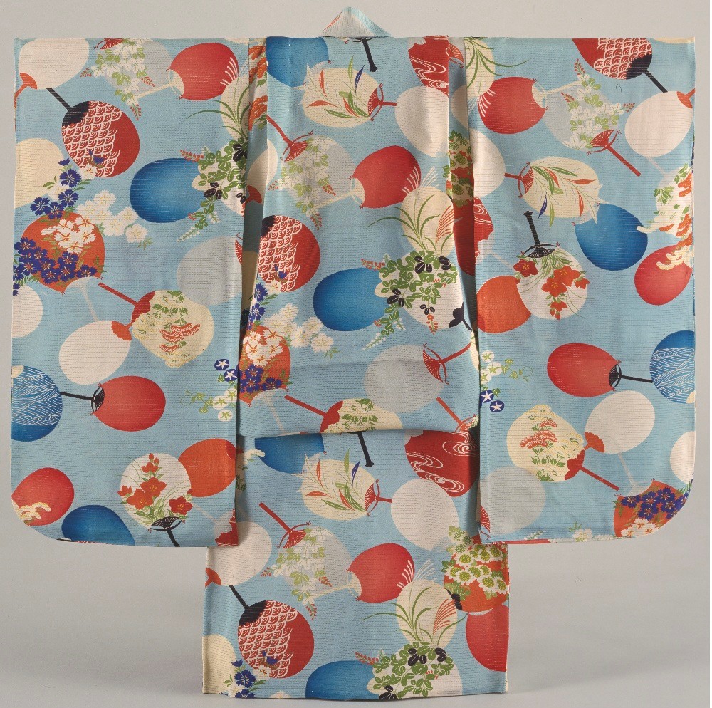 夏の余韻を残しつつ、今日から９月。#ジャパンサーチ からご紹介するのは『浅葱地秋草と団扇文様振袖(あさぎじあきくさとうちわもんようふりそで)』(#京都国立博物館 <a href="/KyotoNatMuseum/">京都国立博物館</a>)。子ども用衣装のコレクションのひとつで、大正時代のものとされています。
jpsearch.go.jp/item/cobas-1213