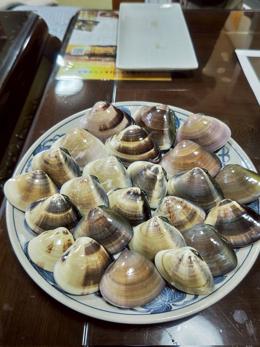 04130905kazu's tweet photo. 夏休み最終日
昨日は、子供達が予備校もサッカーも無い日だったので、久しぶりに家族6人でお出掛けしました。
目的地は九十九里浜。
ハマグリまじうま！！からの片貝海岸で水遊び！！
子供達も楽しんでくれて良かったわ。
#DKHouse
#はまぐり
#片貝海岸
#蛤 https://t.co/u1nQeKLcaE