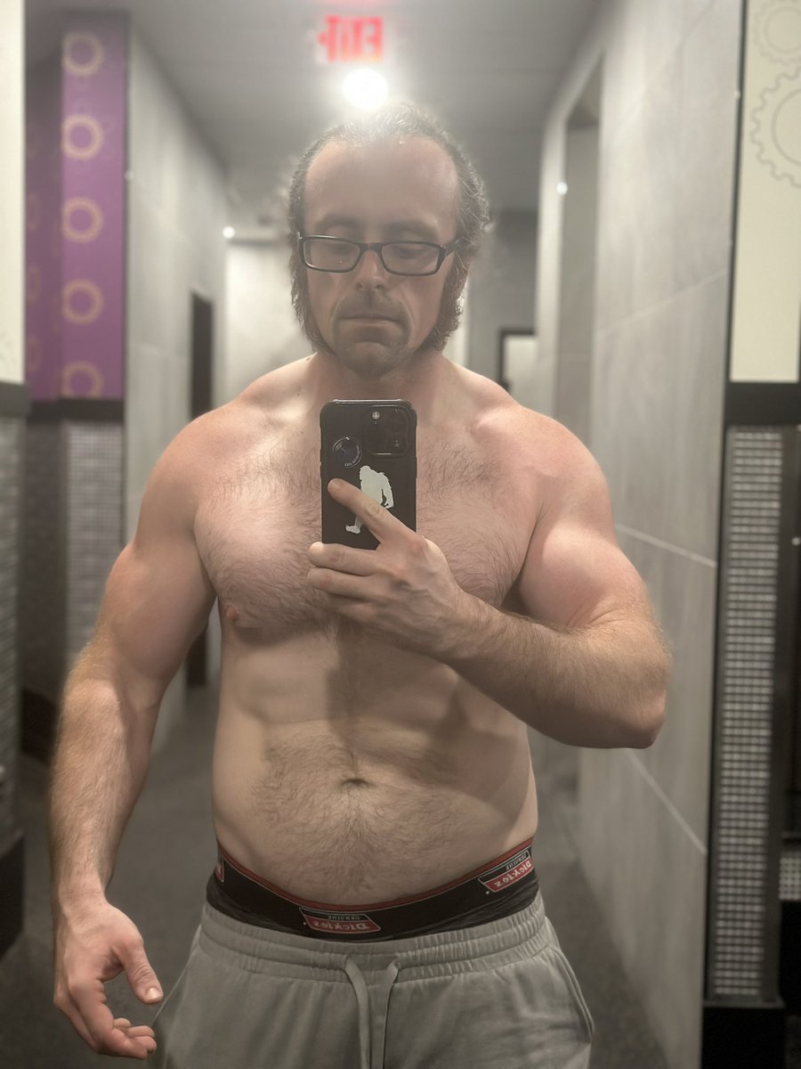 Wrestled last night. Made myself smash a shoulder, leg &amp; ab workout. Had no desire to do it, but I did.

Now getting ready for tomorrow’s show in Lexington, Ky.

#workout #gymtime #lift #professionalwrestler