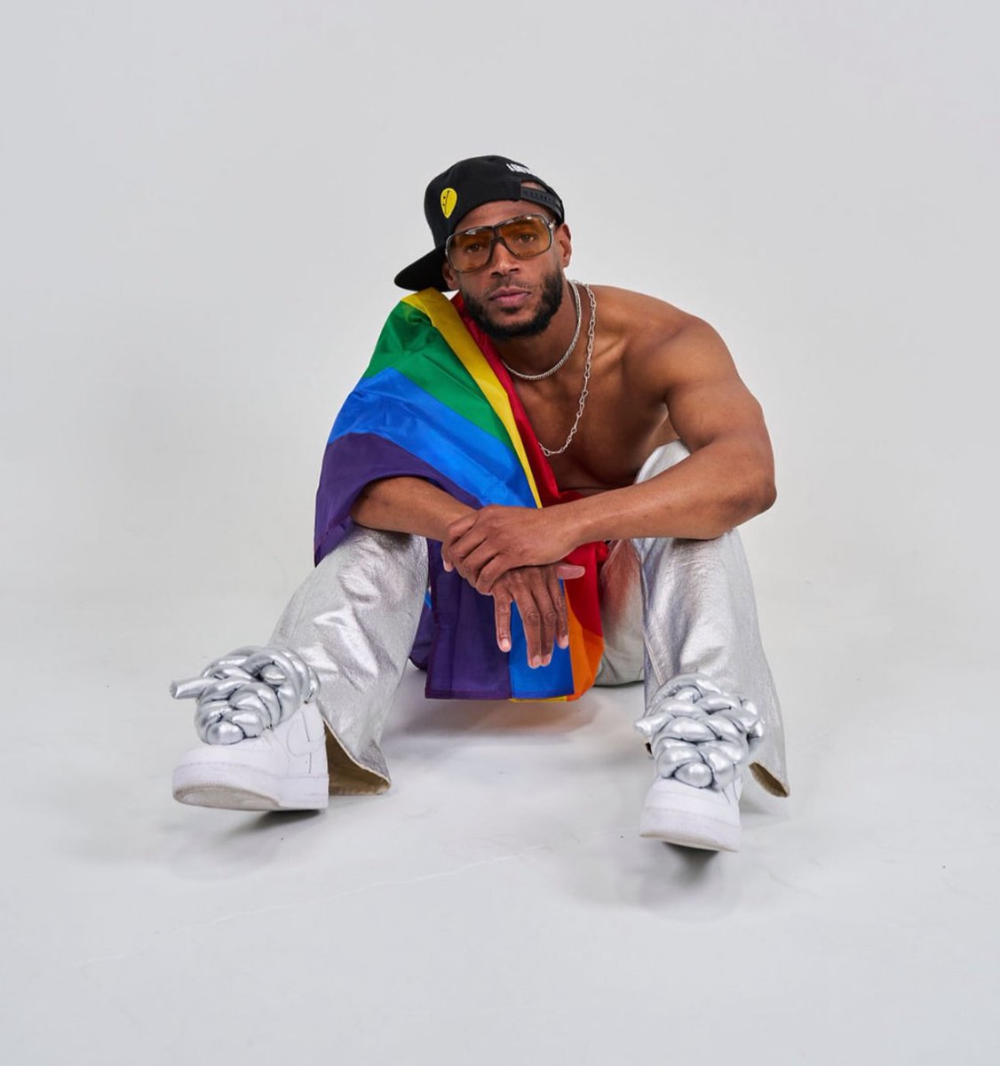Marlon Wayans rebate comentários homofóbicos de Snoop Dogg:

“Não existe nenhuma agenda em Hollywood para tornar crianças gays. A agenda é tornar seus filhos empáticos, não gays. Pessoas brancas agiram da mesma forma quando negros começaram a ser vistos na TV”.