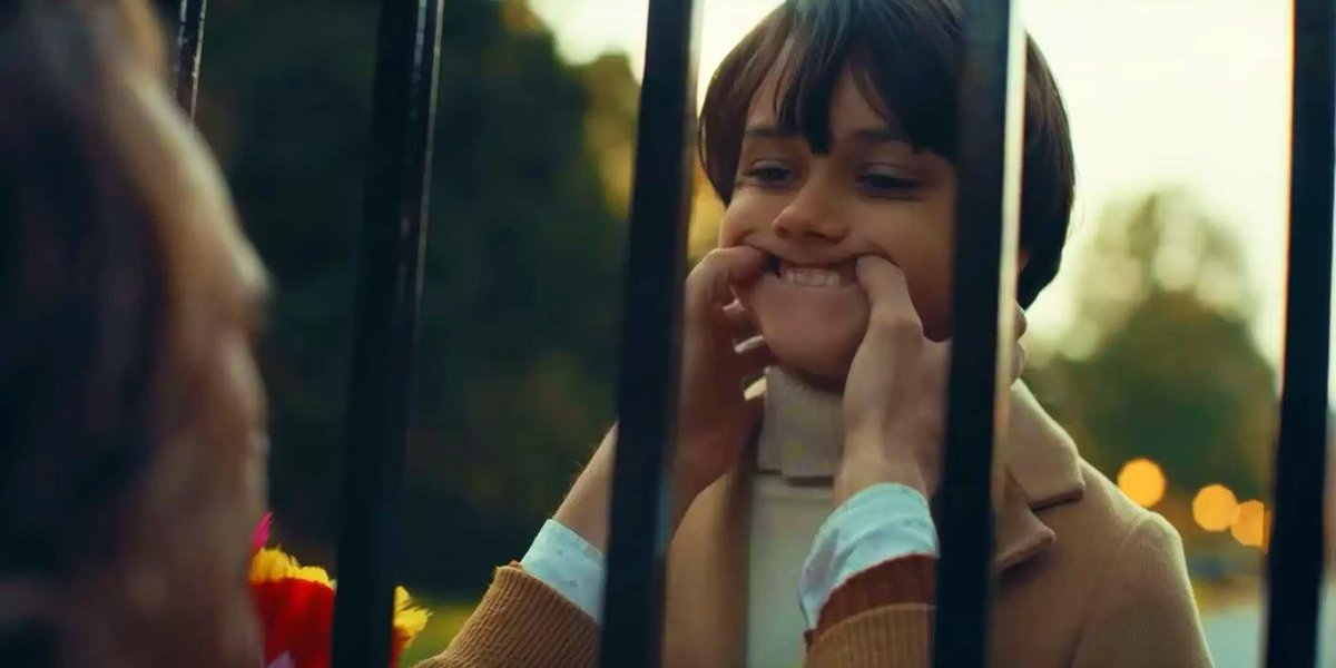 En Joker (2019) Arthur y Bruce visten el mismo color de ropa con difentes estilos, símbolo de vidas paralelas, pero alejadas a la vez

Explicaría la insistencia de Bruce en reformar al payaso y no matarlo al ver al hombre que fue: su hermano

Lástima que Joker 2 lo arruina XD