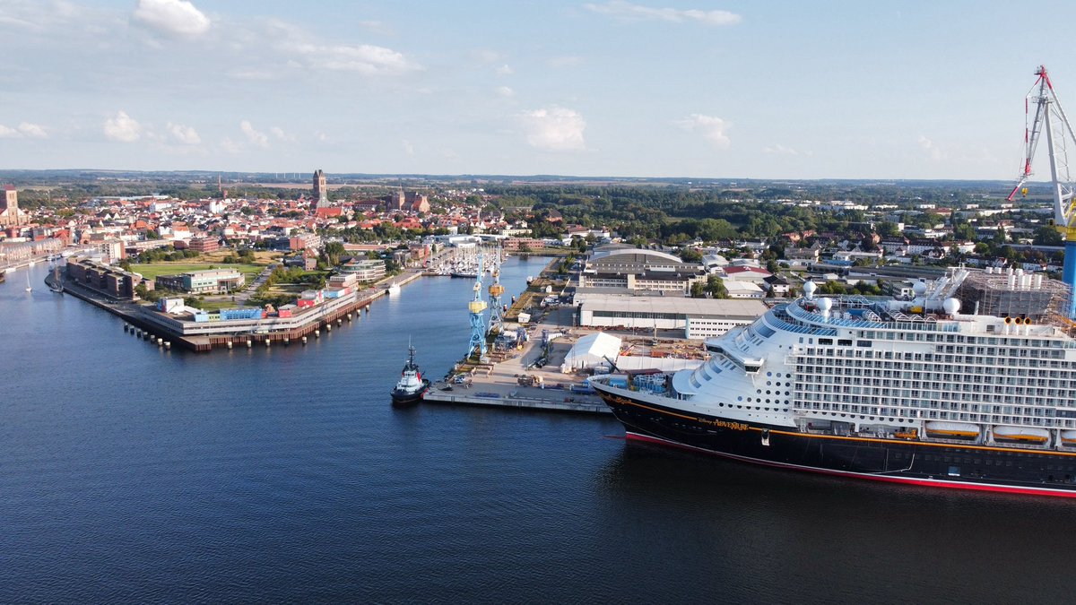Kreuzfahrtpiraten (@kreuzfahrtpirat) on Twitter photo The Disney Adventure is ready for sailing and leave the hanseatic town of Wismar. <a href="/TheDCLBlog/">Scott Sanders</a> <a href="/DisneyCruise/">Disney Cruise Line</a>
Live-Blog: kreuzfahrtpiraten.de/disney-adventu…
#DisneyAdventureWorld #DisneyAdventure The Disney Adventure is ready for sailing and leave the hanseatic town of Wismar. <a href="/TheDCLBlog/">Scott Sanders</a> <a href="/DisneyCruise/">Disney Cruise Line</a>
Live-Blog: kreuzfahrtpiraten.de/disney-adventu…
#DisneyAdventureWorld #DisneyAdventure