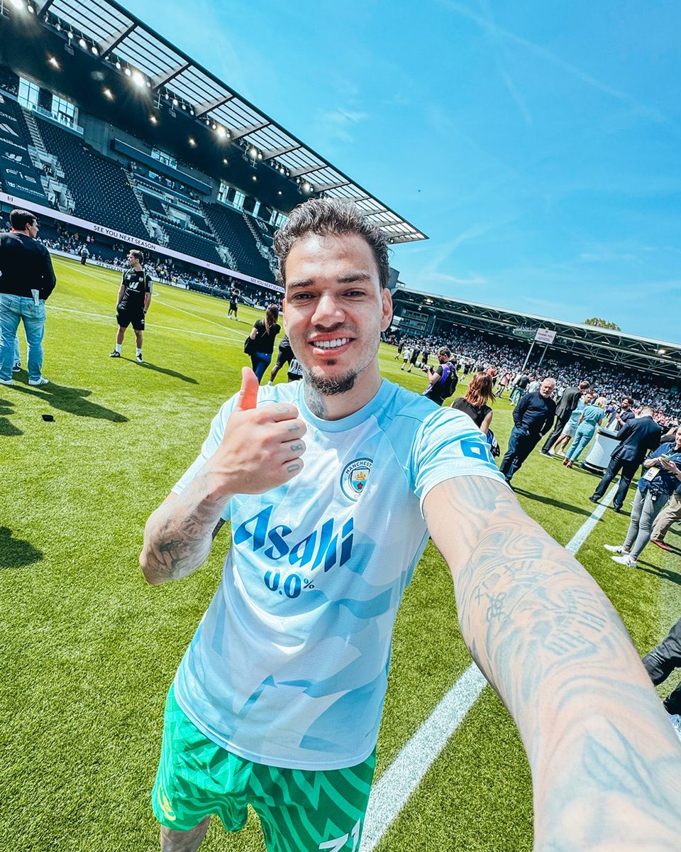 KevRole's tweet photo. Thank you for 8 glorious years of goalkeeping. Legend. https://t.co/mGOz7Nq48l