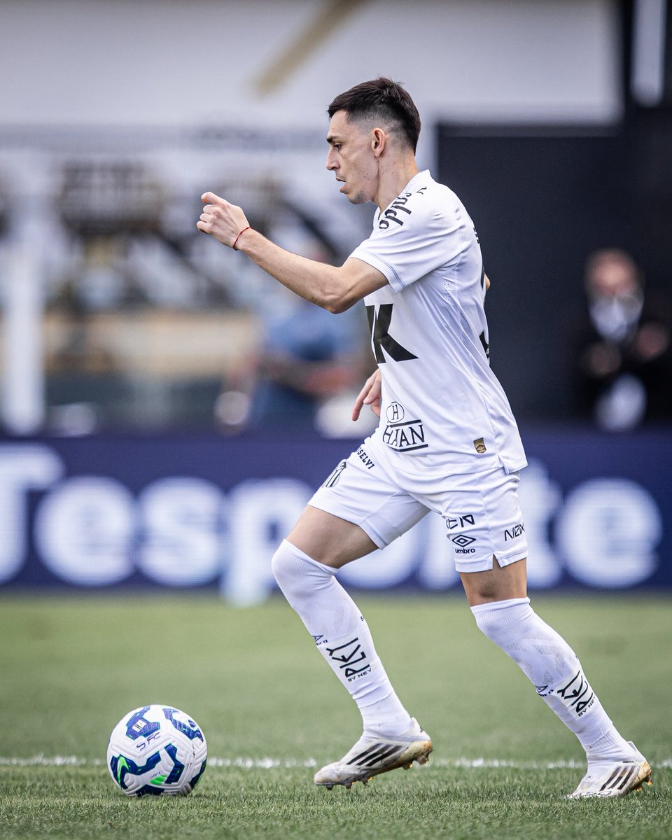instasantosfc__'s tweet photo. Escobar vai continuar sendo titular do Santos com o Vojvoda hoje ele cumpriu muito bem seu papel no esquema tático do treinador.

Fez uma excelente partida pelo Santos. https://t.co/jCxPhA5aCM