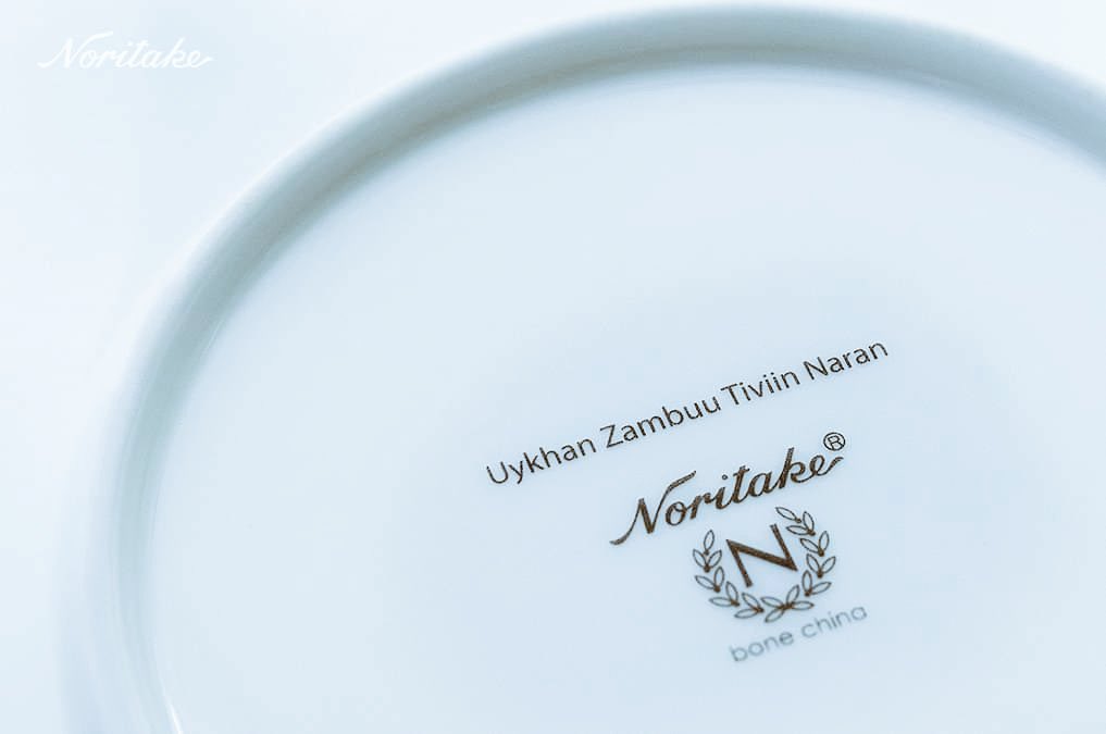 Японы алдарт шаазан эдлэлийн үйлдвэр Норитакэ "Уяхан замбуу тивийн наран" нэртэй бэлэг дурсгалыг таваг гаргасан байна. Үнэхээр тансаг харагдаж байна шүү 😍