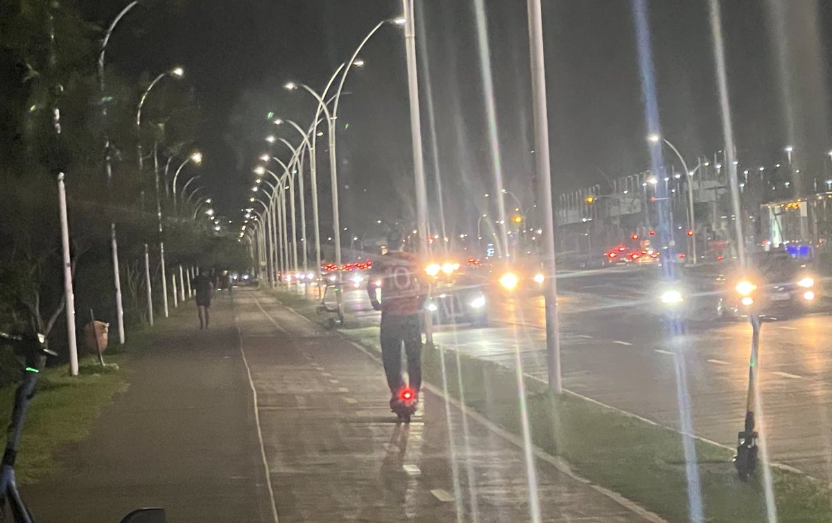 seilagfbpa's tweet image. Eu tava pela orla hoje e o @ernestoanulador não é um personagem

É tudo verdade. Vi uns 10 torcedores indo pro Beira Rio de patinete kkkkkkkk