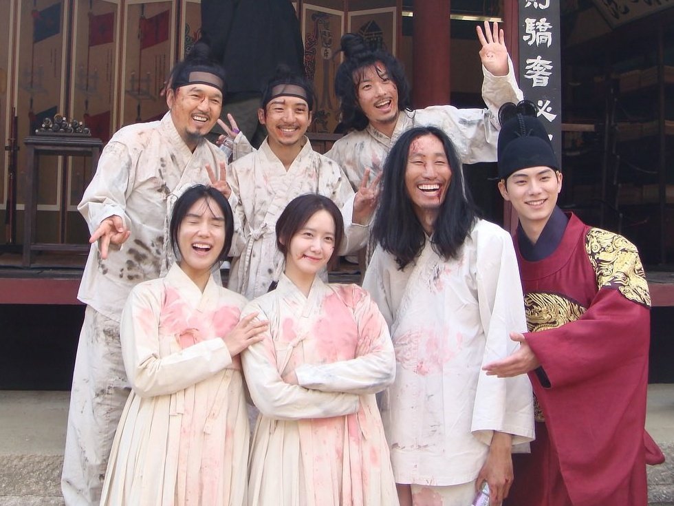 YOONA and the BAYM cast behind the scenes 🥰🥰🥰

#BonAppetitYourMajesty