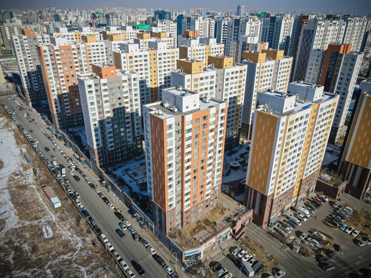 Улаанбаатар нэгэнт зүүн өмнөд Азийн хот шиг болсон. Мотоцикл мопед улам нэмэгдэнэ. Хориглох, талцахаасаа илүү эртхэн хүлээн зөвшөөрч, хот зам төлөвлөлтөндөө бодолцож явахгүй бол.. Замын баруун талд 1м эгнээ гаргах, жолооч нар эгнээ голлож явах, цагаан зураас давахгүй байх г.м