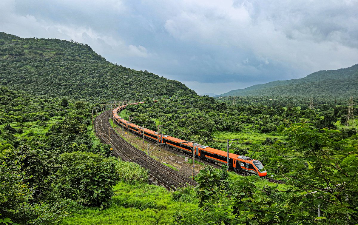 Solapur Vande Bharat gets an upgrade! The new rake comes with a superb color scheme. The number of coaches has also been increased from 16 to 20. Seen here is the #22226 Solapur–Mumbai #VandeBharat Express at Palasdari, Lower Bhor Ghat. 31st August 2025. #IndianRailways