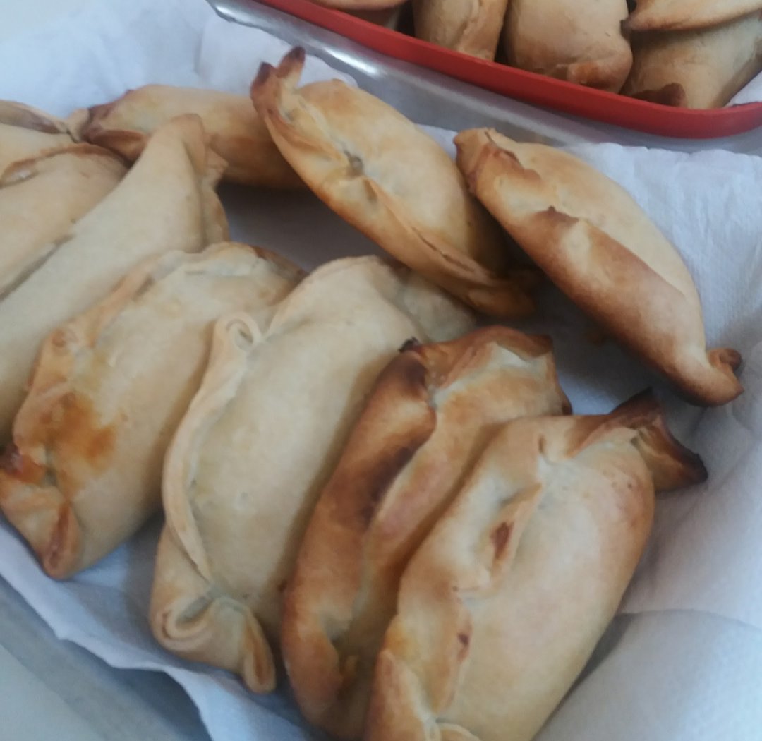 2/3
Entre huevo duro y pino
una pasa a mí me espanta,
pero a otros les encanta
saborearla con comino.
La verdad es que yo opino
que es costumbre bien extraña
poner pasa en esa entraña
hecha de carne y cebolla,
es que el sabor se me embrolla,
mas no digo que no es maña.