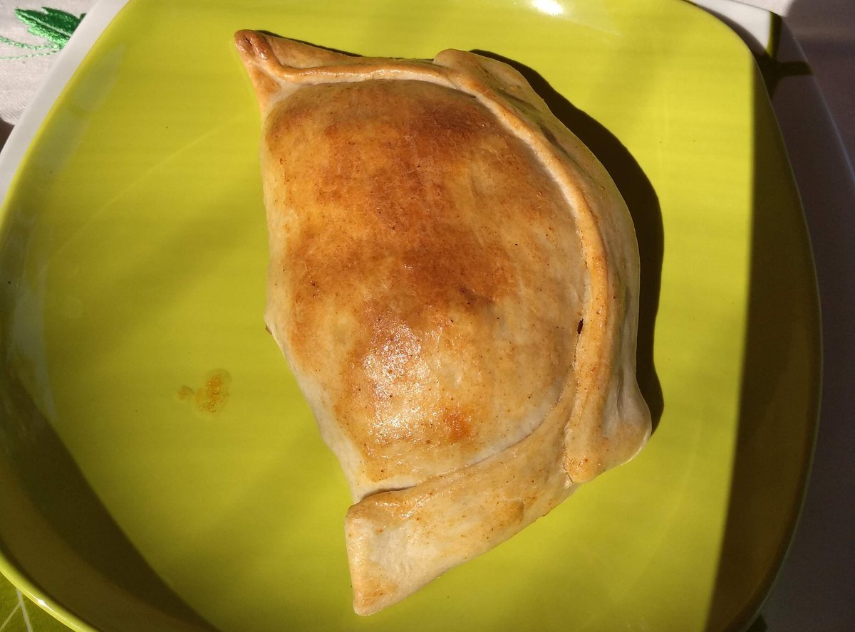 1/3
Llegó septiembre, señores,
y de nuevo se debate,
no puede ser un empate
la pelea de sabores.
Entre brindis y clamores
que calientan el ambiente,
lo que discute la gente
en las fondas y en las casas
es si hay que ponerle pasas
a la empanada inminente.