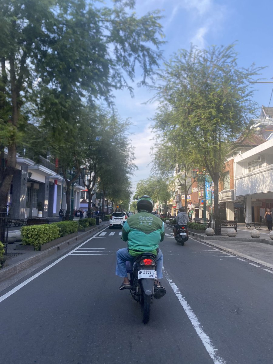 Sudah banyak banner jogo jogja ya pagi ini. kapal selam australia wis tekan parang kusumo. jet jet australia terpantau mbleyer ning gunungkidul. Semua kekuatan sudah disiagakan