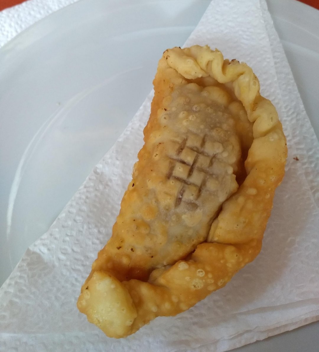 3/3
Mientras a algunos les gusta
pasas, carne, ají color,
esa mezcla con dulzor 
a mí en realidad me asusta.
Tengo una medida justa
y por ella pido y rezo:
evitemos el exceso
de mezcolanza en la masa: 
¡que nunca le pongan pasas
a la empanada de queso!