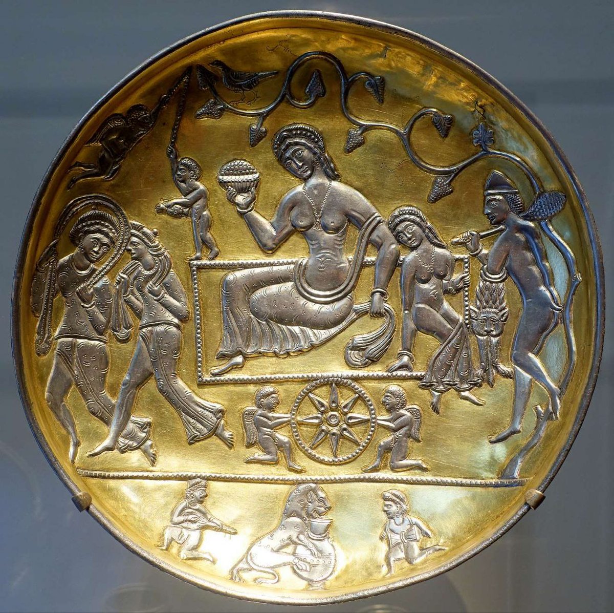 phiilosophus's tweet image. و جام‌دار(تَقاربَد) که می‌تواند خواجه‌ی دربار هم بوده باشد، دَریگ‌بَد که بنا بر منابع یونانی، معادل مقامِ &quot;کوروپلاتس&quot; یا «سرایدار کاخ» بوده و نیز پزشک اعظم(دُرست‌بَد) اشاره کرد. کار و اهمیت کاتبان(دبیران)، با رشد روزافزون دستگاه اداری ساسانیان، بیشتر و بیشتر شد. /۲۵