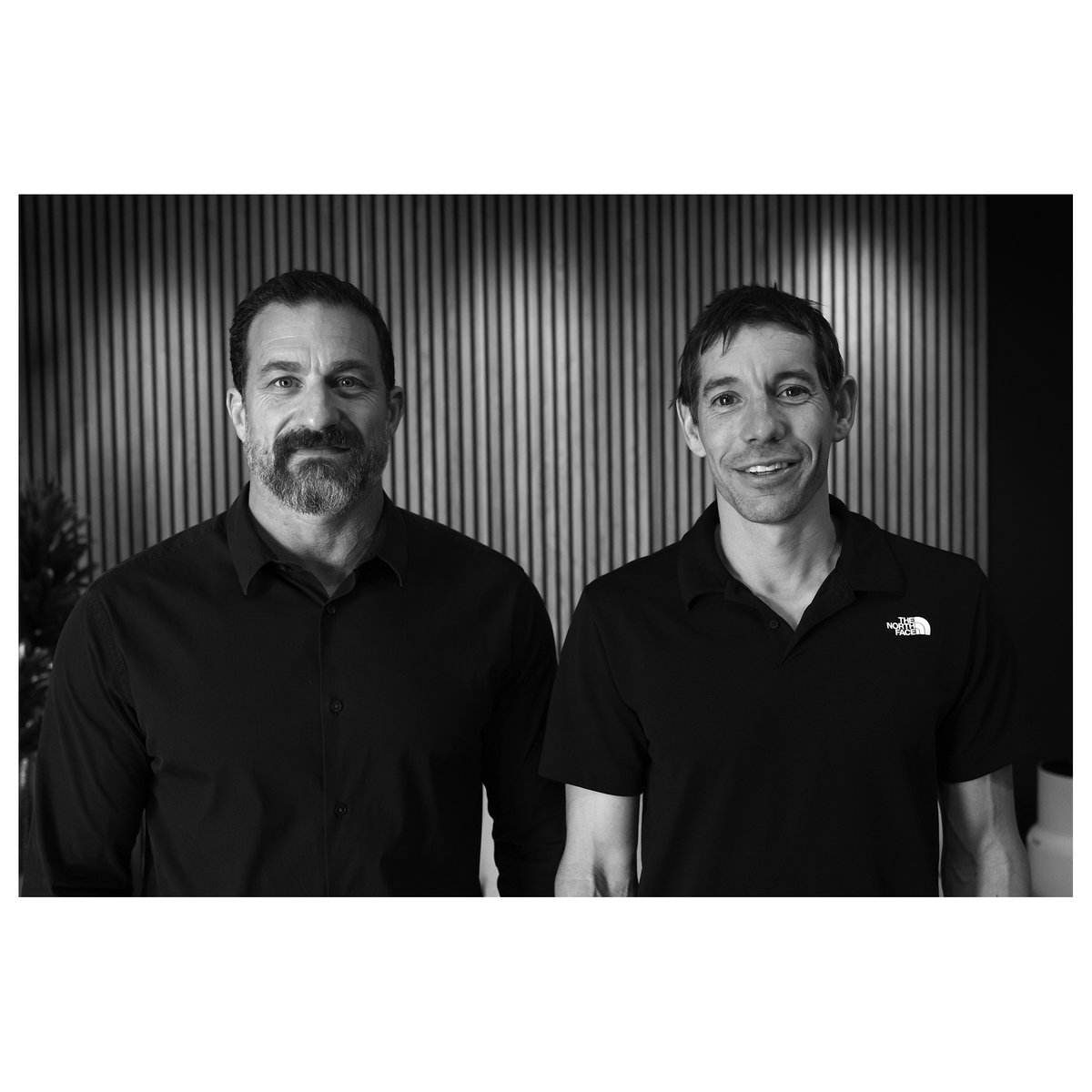 scicomm's tweet image. Tomorrow’s @hubermanlab episode is with legendary climber @alexhonnold on envisioning large goals, breaking them into daily steps, embracing uniqueness and mortality, training, risk and balancing ambition with family and life.