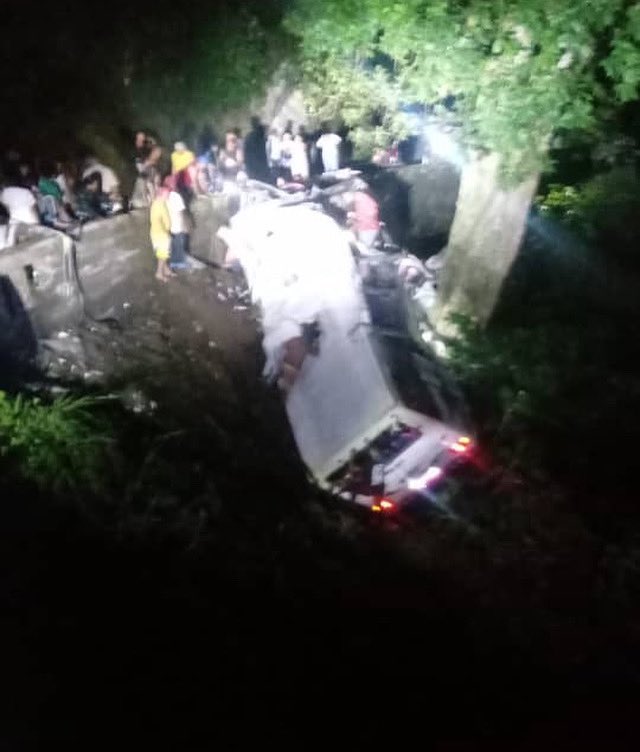 #AHORA 🔴 Una unidad de transporte público se volcó en la carretera hacia Choroní, a la altura de la curva conocida como La Danta. 

El accidente ocurrió aproximadamente a las 8:20 p.m. y dejó a varias personas heridas. Equipos de emergencia se movilizaron de inmediato al lugar