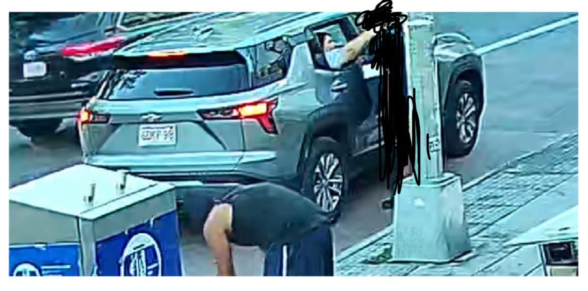 NYPD109Pct's tweet image. JEWELRY SCAM! ALERT🚨

They will call you over to the car or walk up to you

They will be friendly, claim to know you or give you a compliment 

They will try &amp;amp; give you a “gift,” &amp;amp; attempt to put in around your neck or wrist

They will steal your jewelry &amp;amp; leave you with a fake