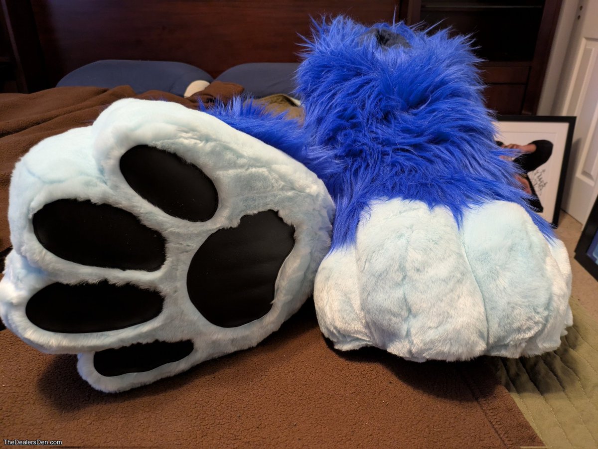 My friend is selling some cute digi paws!! Check em out! thedealersden.com/listing/digiti…
