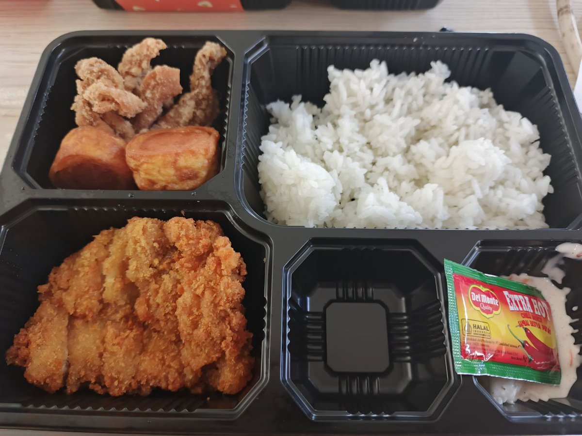 8Travelers's tweet photo. Menunya?? Kombinasi makanan khas Jepang berupa katsu 
ayam renyah, kulit ayam crispy, dan egg chicken 
roll. Disajikan dengan nasi dan salad. Dijamin bikin kamu ketagihan, Apalagi Katsu nya itu, maknyuss https://t.co/t7xRg7SPaB