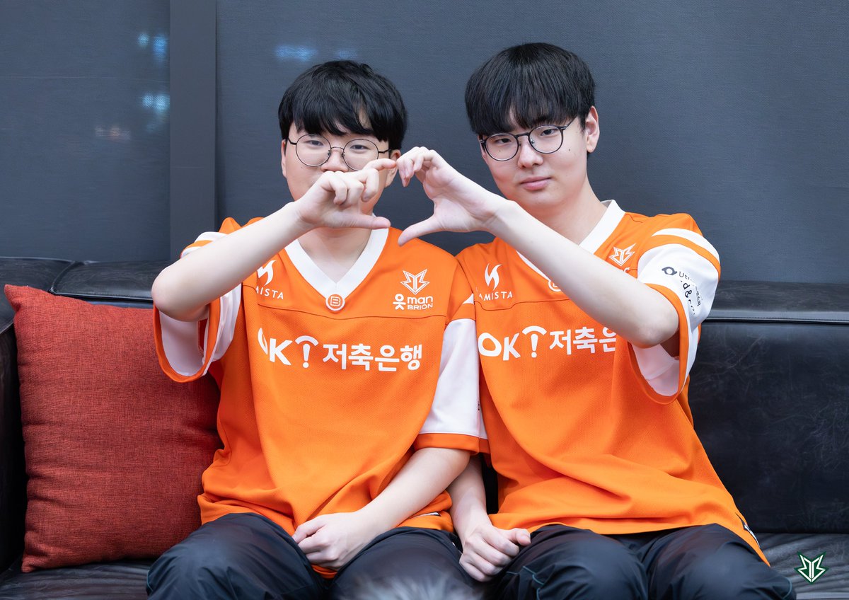 Brionesports's tweet photo. 승리의 행복을 만끽하는 감독님 &amp; 크로코 선수
사랑 가득 담은 하트(?)를 만들어준 클로저 &amp; 폴루 선수
브리온의 정말 소중한 우리 신인즈
언제나 묵묵히 브리온을 지켜주는 코치님 &amp; 모주장
그리고 항상 아낌 없는 응원 보내주시는 소중한 팬분들까지!

모두 진심으로 감사드립니다! 🍀 https://t.co/hHptckPh6B