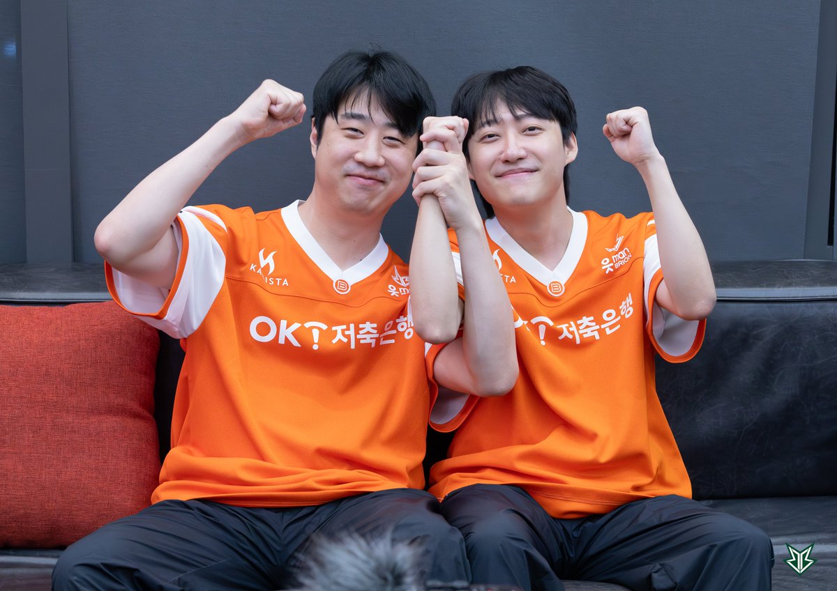 Brionesports's tweet photo. 승리의 행복을 만끽하는 감독님 &amp; 크로코 선수
사랑 가득 담은 하트(?)를 만들어준 클로저 &amp; 폴루 선수
브리온의 정말 소중한 우리 신인즈
언제나 묵묵히 브리온을 지켜주는 코치님 &amp; 모주장
그리고 항상 아낌 없는 응원 보내주시는 소중한 팬분들까지!

모두 진심으로 감사드립니다! 🍀 https://t.co/hHptckPh6B