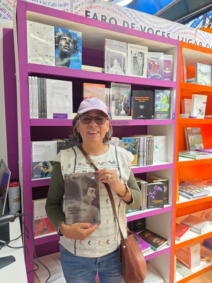 lauammx's tweet image. 📖📗📔 Asistentes de la Feria Universitaria del Libro de la UAEH interesados en conocer la oferta editorial de la Casa abierta al tiempo.

#SoyUAM #LibrosUAM #Libros #Cultura @UAEH_OFICIAL  @librosuam @CulturaUAMmx