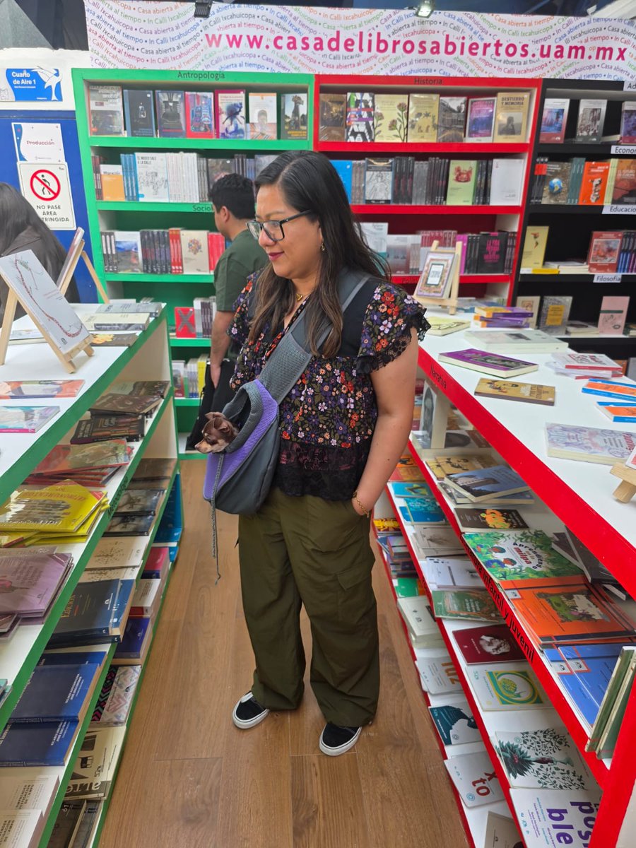 lauammx's tweet image. 📖📗📔 Asistentes de la Feria Universitaria del Libro de la UAEH interesados en conocer la oferta editorial de la Casa abierta al tiempo.

#SoyUAM #LibrosUAM #Libros #Cultura @UAEH_OFICIAL  @librosuam @CulturaUAMmx