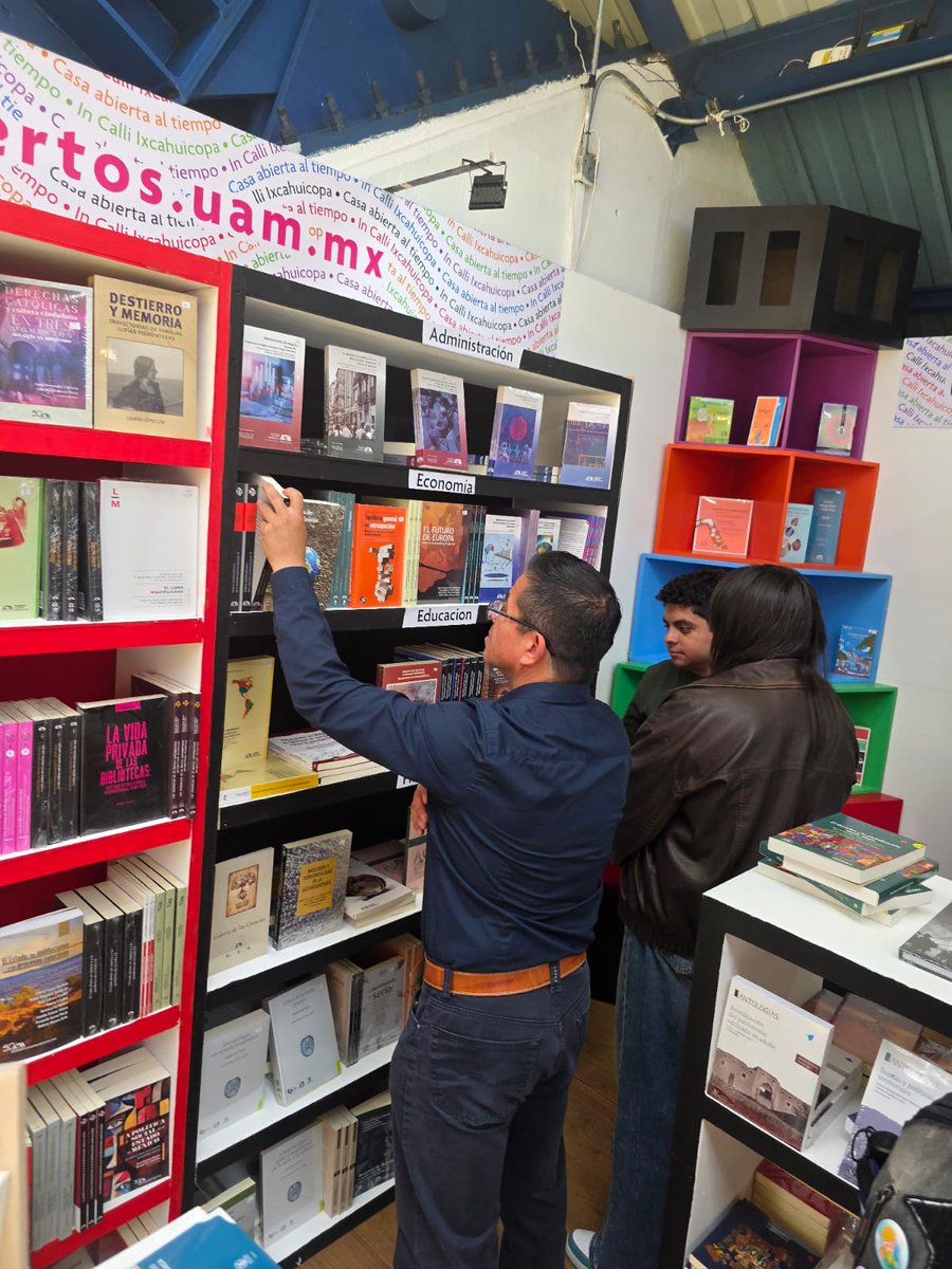 lauammx's tweet image. 📖📗📔 Asistentes de la Feria Universitaria del Libro de la UAEH interesados en conocer la oferta editorial de la Casa abierta al tiempo.

#SoyUAM #LibrosUAM #Libros #Cultura @UAEH_OFICIAL  @librosuam @CulturaUAMmx
