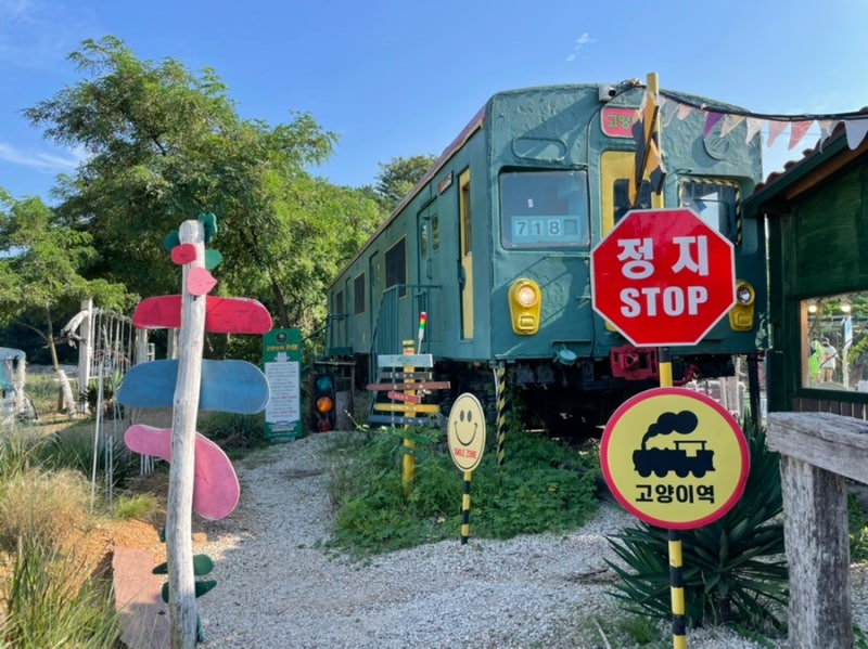 최근 녀성트친동지들이 다녀오거나 가자고 하던 고양이역에 놓여진 열차가 초저항 전동차였음ㅋㅋㅋㅋㅋㅋㅋㅋㅋㅋㅋㅋ
특유의 노스탤직한 디자인 감성 때문인지 퇴역 후 예전부터 카페 같은 용도로 여기저기 놓여지긴 했음.