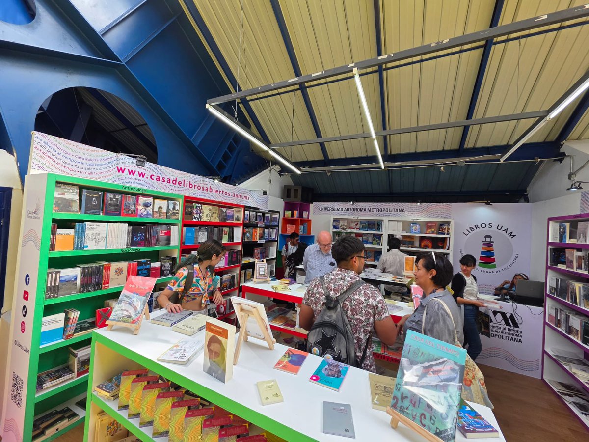 lauammx's tweet image. 📖📗📔 Asistentes de la Feria Universitaria del Libro de la UAEH interesados en conocer la oferta editorial de la Casa abierta al tiempo.

#SoyUAM #LibrosUAM #Libros #Cultura @UAEH_OFICIAL  @librosuam @CulturaUAMmx