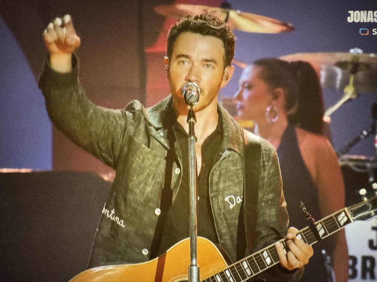 A jaqueta do Kevin tem o nome da Dani, valentina e alena 😭😭😭