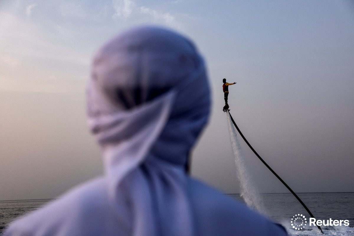 A man watches another man on a flyboard during a water show in Musandam, Oman. More photos of the week: reut.rs/3VqXk0o 📷 Amr Alfiky