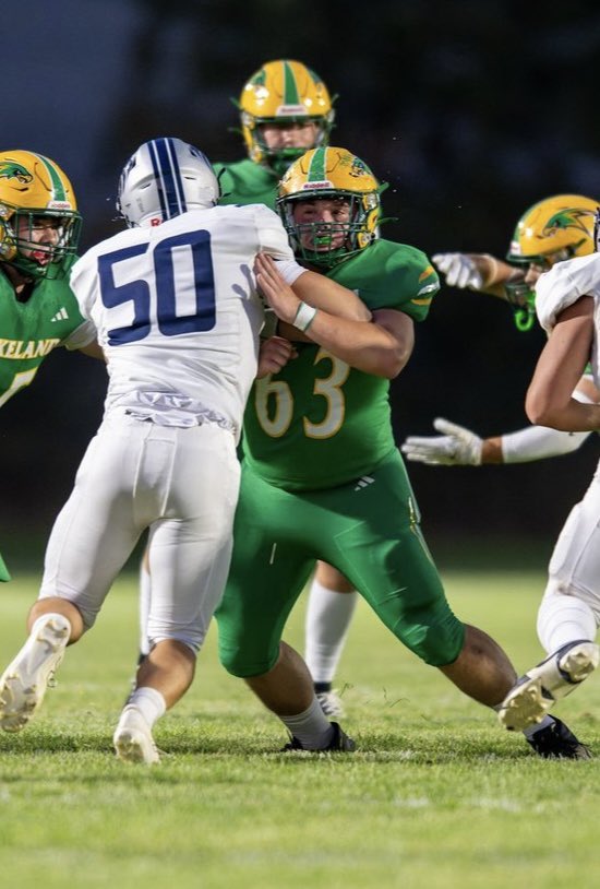 ern_bern_44's tweet photo. Friday Night Lights 💚LHS💛  
The game is won in the trenches 
#63 Left Guard https://t.co/RwqxB1uPcY