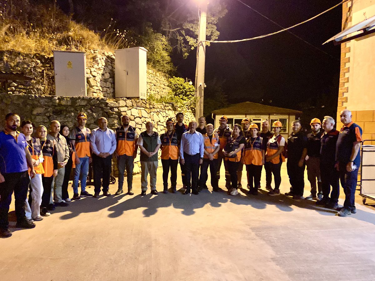 sahin_tin's tweet photo. #Buldan’da sabahın ilk ışıklarını karşılamak üzereyiz. Yangın söndürme çalışmaları durmaksızın sürüyor.

Yürekleri ferahlatacak haberi verebilmek için alevlerle mücadele eden #OrmanınKahramanları, gönüllülerimiz ve vatandaşlarımızla sahadayız.

Mücadelemiz #YeşilVatan’ımız için! https://t.co/E6iSUKcluH