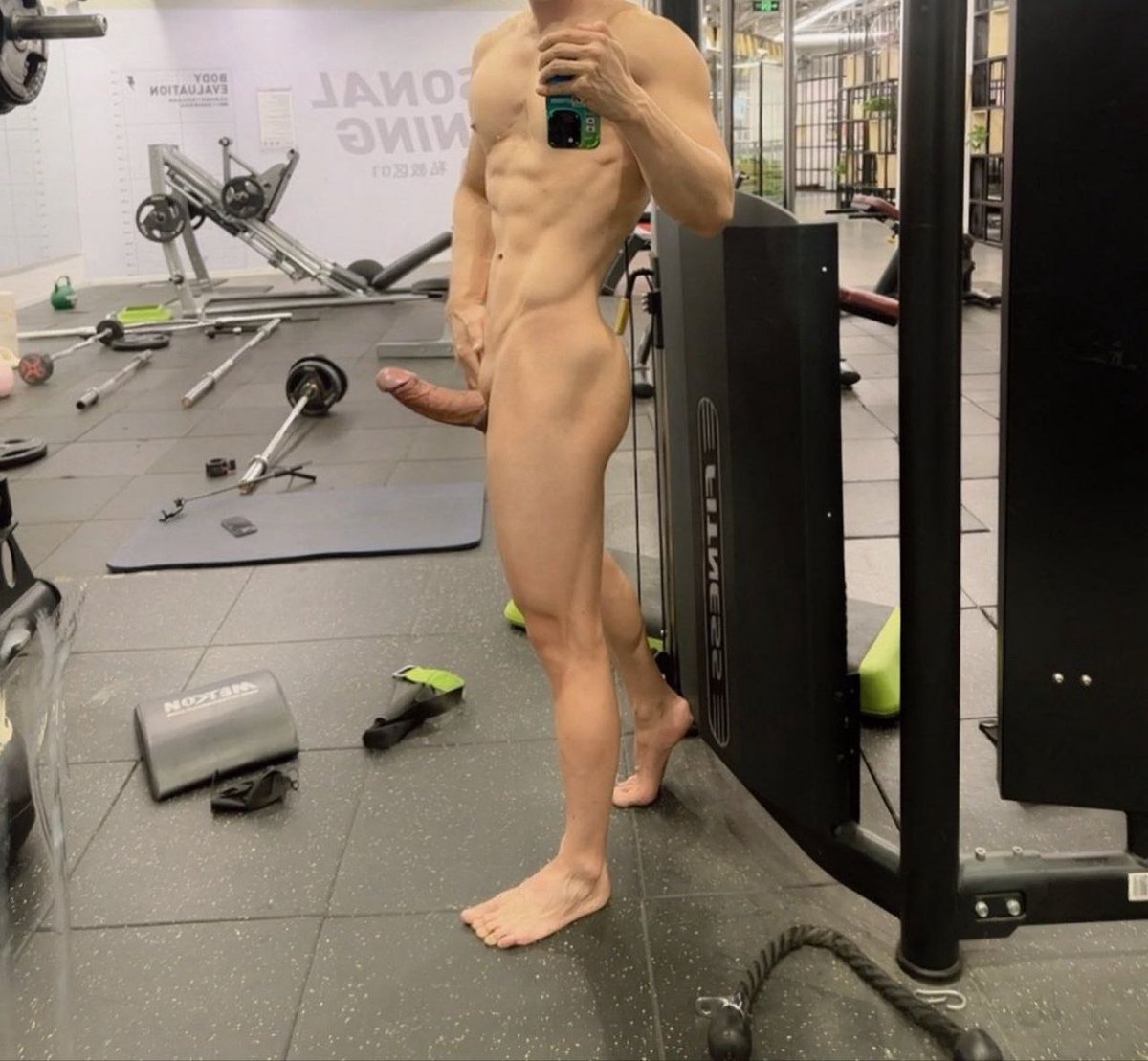 Trai đẹp mê toy tweet media