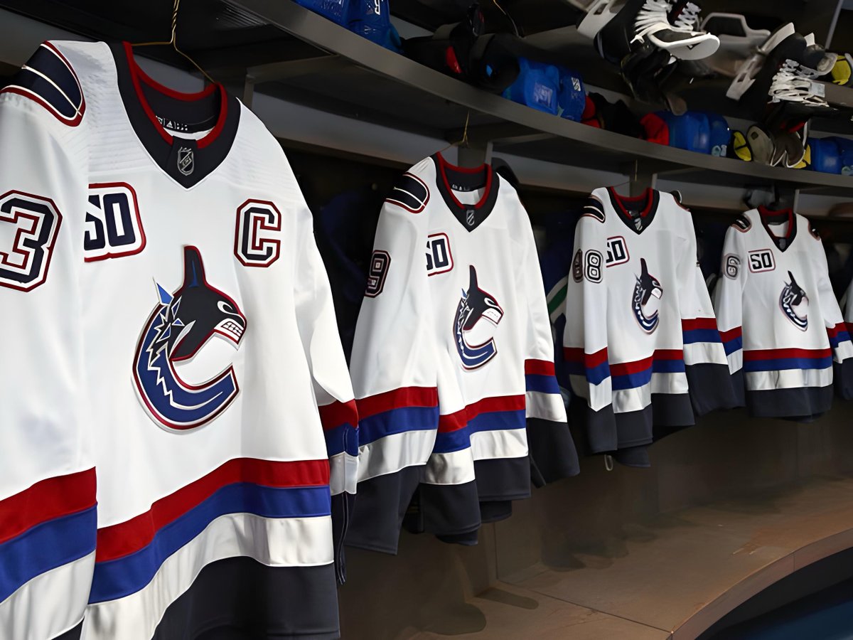 tommykippes2's tweet photo. the canucks should bring this jersey back https://t.co/Y8OfJs3pyj