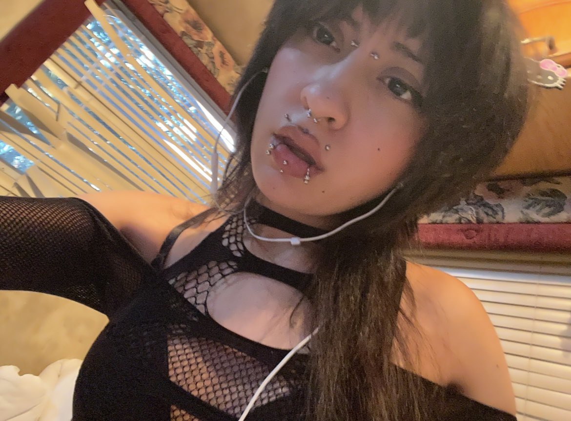 bunnisplanet's tweet photo. #nofilter #frontcamera #facecard 😜😜 https://t.co/f7Aen5xLHx