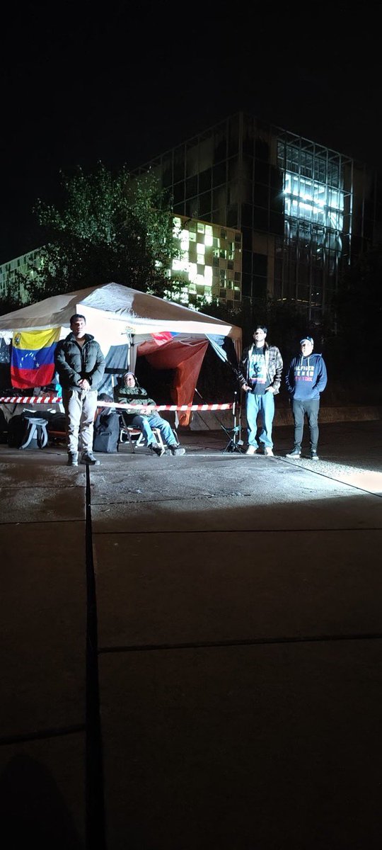 🚨| ÚLTIMA HORA: 🇻🇪 Son las 4.28 am en la Haya y los 3 venezolanos cumplen 12 horas en huelga de hambre en la Corte Penal Internacional, buscan que se dicte una orden de captura contra el narcoterrorista Nicolás Maduro.