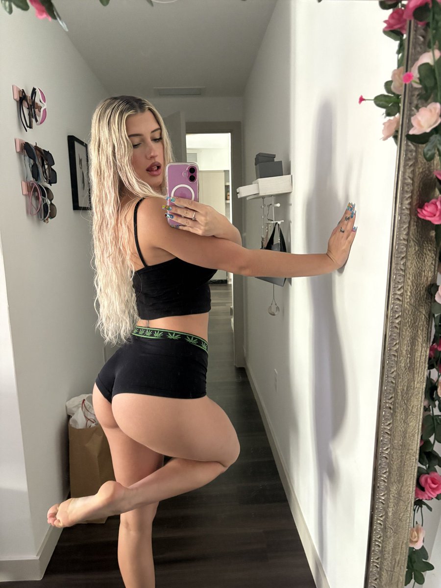 QueenSarah137's tweet photo. ‼️Little Debt Game‼️

$3/$3/$3
3 comments 
1 hour!!

Justin wanted to take out a little debt, so he passed my application process.  

RT’s are an extra day in chastity so have fun with that https://t.co/aWPo6jGgUe