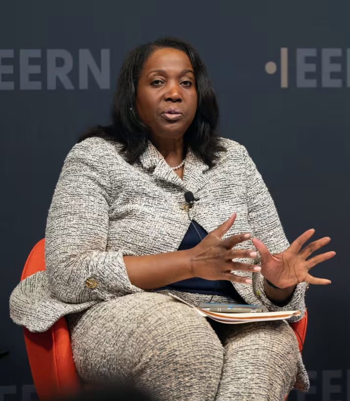 RightPulseNewss's tweet photo. 🚨BREAKING: Democrat appointed Federal Reserve Governor Lisa Cook as been referred to the DOJ for MORTGAGE FRAUD.

Do you want to see Lisa Cook in prison?

YES or NO?

If Yes, Give me a THUMBS-UP👍! https://t.co/COmibBKXYQ